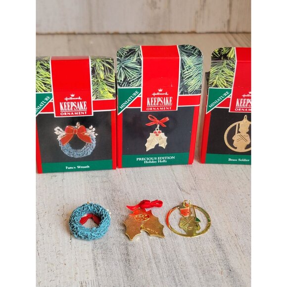 Hallmark miniature wreath holly Soldier ornament Xmas set - Picture 7 of 7